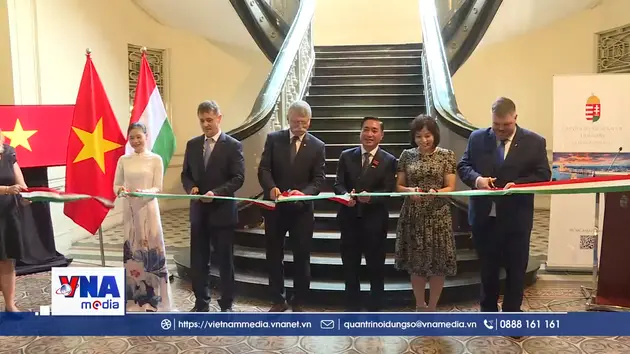 Chủ tịch Quốc hội Hungary dự triển lãm ảnh về TP.HCM đầu thế kỷ XX