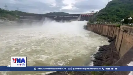 Thủy điện Hòa Bình mở 1 cửa xả đáy