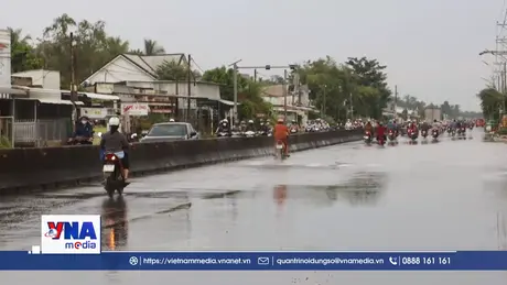 Triều cường dâng cao ở Cần Thơ gây ngập Quốc lộ 1A