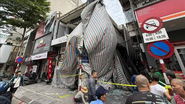 Hà Nội: Một người đi đường tử vong do vật liệu từ nhà đang tháo dỡ rơi trúng 