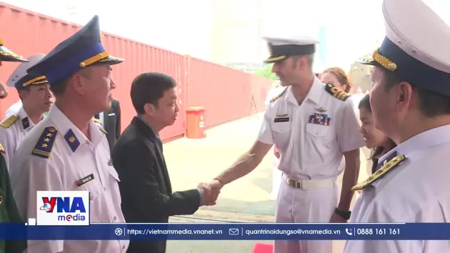 Tàu hậu cần lớn nhất của Hải quân New Zealand thăm TP.HCM