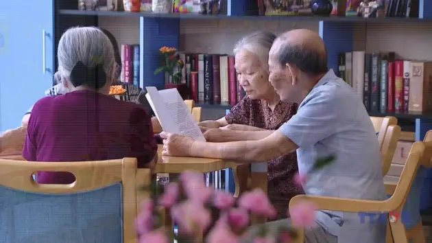 Chính sách và cuộc sống: Chăm lo sức khoẻ, đời sống tinh thần cho người cao tuổi