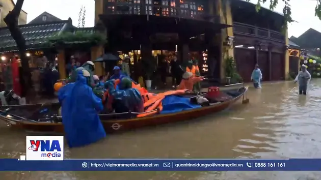 Tình người Hội An ngày mưa lụt