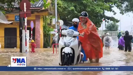 Phố cổ Hội An ngập trong biển nước