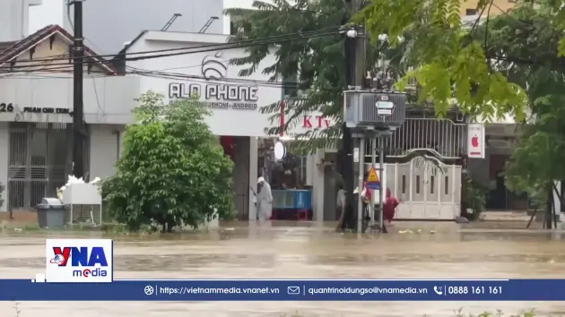 Lũ lên cao gây ngập trên diện rộng ở Huế