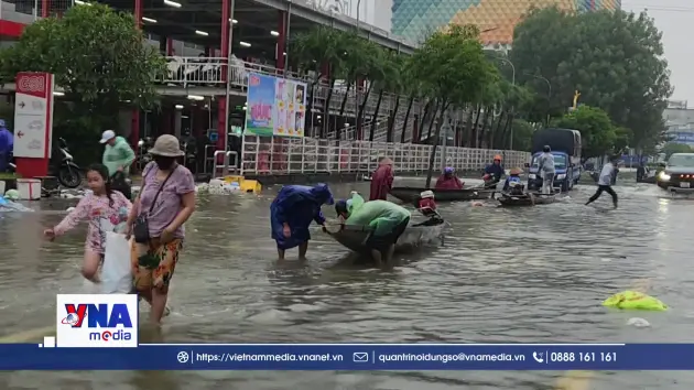 Giao thông tại Huế bị xáo trộn vì ngập lụt