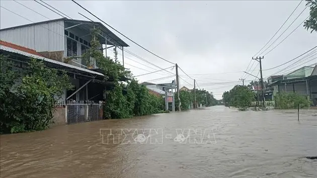 Miền Trung tiếp tục mưa trắng trời, nguy cơ ngập lụt tiếp tục xảy ra nhiều nơi, đề phòng lũ quét, sạt lở đất.
