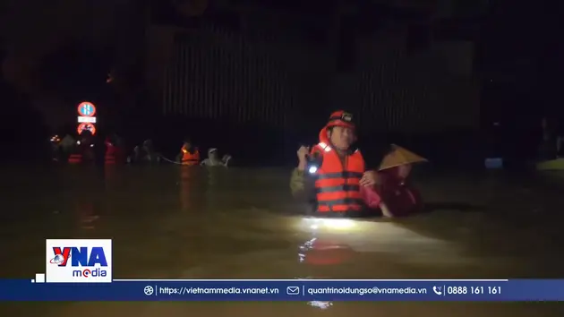 Công an Huế xuyên đêm đưa bệnh nhân đến nơi an toàn