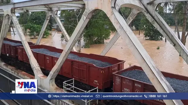 Huế: Huy động 19 toa tàu gia tải mặt cầu đường sắt Bạch Hổ