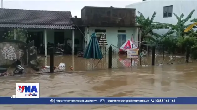 Nước bắt đầu rút, nhiều nơi ở Huế vẫn còn ngập sâu