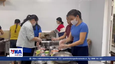 Căn bếp nghĩa tình hỗ trợ người dân vùng lụt Huế