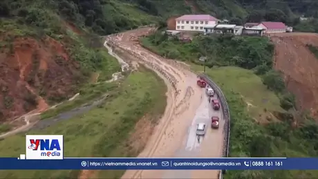 Lũ ống trên đèo Lò Xo, hàng trăm tấn đất đá tràn ra đường