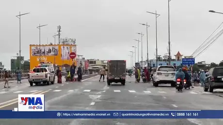 Nước lũ chạm dầm cầu Châu Ổ trên QL1