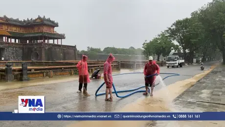 Các lực lượng vũ trang hỗ trợ người dân Huế dọn dẹp môi trường