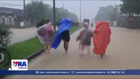 Người dân Đà Nẵng sơ tán tránh lũ