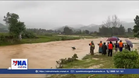 Bộ đội Biên phòng Huế cứu trợ hàng trăm người bị mưa lũ cô lập