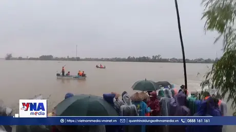 Tìm kiếm nạn nhân mất tích do nước lụt tại Huế