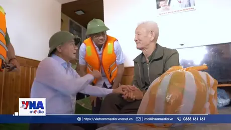 Thường trực Ban Bí thư động viên người dân vùng ngập lụt tại Đà Nẵng