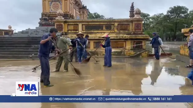 Huế khẩn trương dọn vệ sinh sau khi nước rút