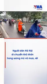Người dân Hà Nội di chuyển khó khăn trong sương mù và mưa, rét 