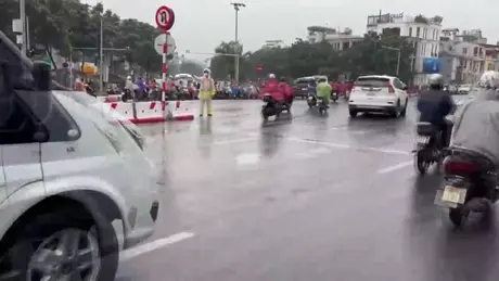 Người dân Hà Nội di chuyển khó khăn trong sương mù và mưa, rét