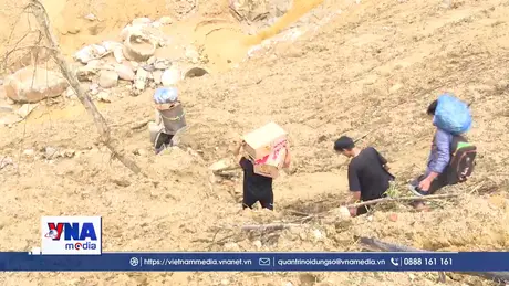 “Cõng” thực phẩm, vượt khe suối về làng