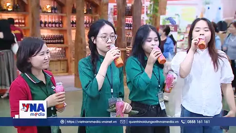 Khách hàng hào hứng trải nghiệm các sản phẩm nguồn gốc tự nhiên