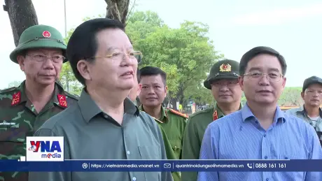 Phó Thủ tướng Mai Văn Chính kiểm tra tình hình ngập lụt tại Đại Nội Huế