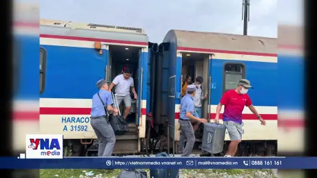 Hơn 60 đoàn tàu khách và hàng phải ngừng chạy do mưa lũ miền Trung