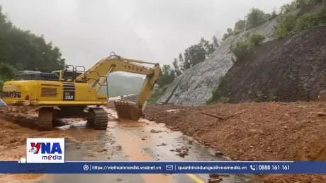 Giao thông miền Trung thiệt hại nặng nề do mưa lũ