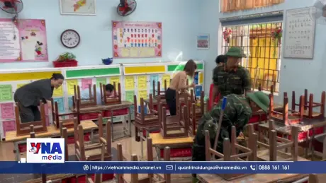 Các trường học ở Huế dọn vệ sinh sau ngập lụt