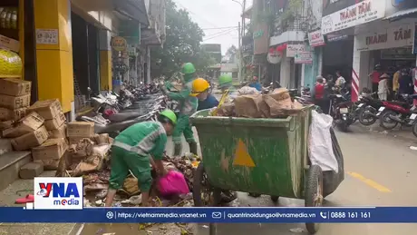 Công nhân môi trường Huế gồng mình dọn rác sau ngập lụt