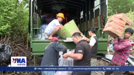 Cắt rừng, vượt sông mang lương thực vào cho đồng bào