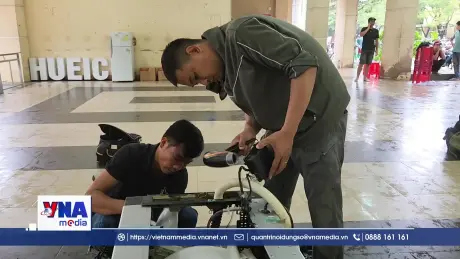 Sửa chữa miễn phí xe máy và đồ điện cho người dân Huế