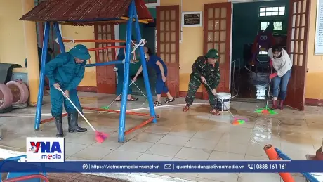 Lực lượng quân đội hỗ trợ Quảng Trị khắc phục hậu quả mưa lũ