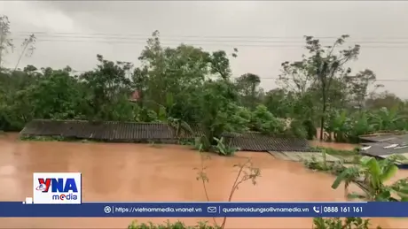 Mưa lớn, hồ đập tại Hà Tĩnh xả lũ hàng ngàn nhà dân ngập nước