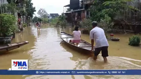 Cuộc sống người dân Huế bị đảo lộn do ngập lụt kéo dài