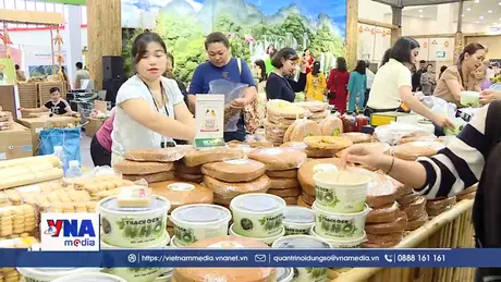 Thực phẩm vùng miền thu hút đông đảo người dân