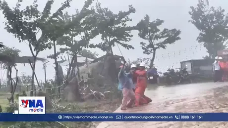 Gần 99% khách hàng miền Trung đã có điện trở lại sau lũ