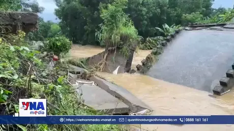 Mưa lũ gây sập cầu dân sinh ở Quảng Ngãi chia cắt 250 hộ dân