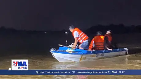 Quảng Trị giải cứu nhiều người dân bị kẹt giữa dòng nước lũ