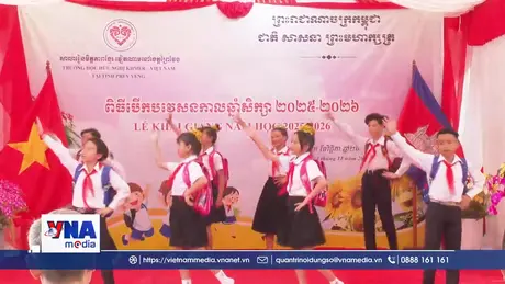 Con em người gốc Việt tại Campuchia hân hoan đón chào năm học mới