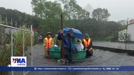 Quân đội bám sát địa bàn, hỗ trợ nhân dân trong mưa, lũ