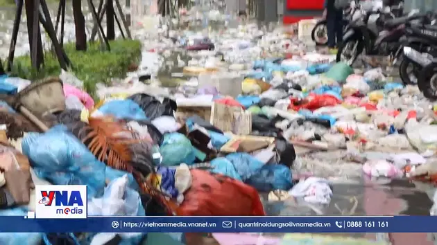Lũ chồng lũ, rác thải bủa vây các tuyến đường của Huế