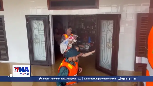 Bộ đội hỗ trợ người dân Huế sơ tán khỏi vùng ngập sâu