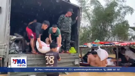 Bộ đội giúp người dân Đà Nẵng sớm ổn định cuộc sống sau lũ