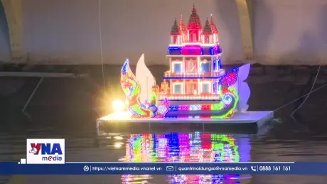 Trình diễn thả đèn nước và ghe Cà Hâu của đồng bào Khmer