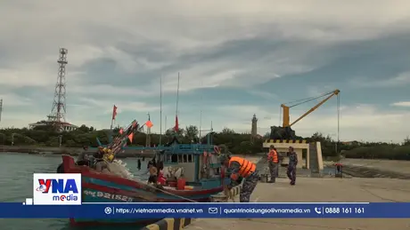 Hơn 3.000 ngư dân, hàng trăm tàu cá được hướng dẫn trú bão số 13