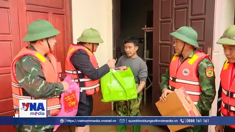 Thăm hỏi người dân vùng bị cô lập do mưa lũ