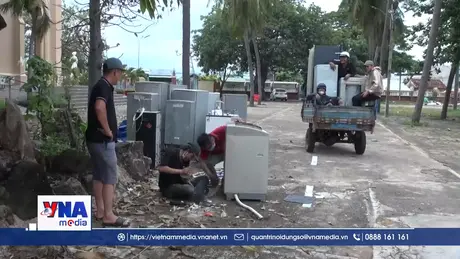 Sửa chữa miễn phí đồ điện tử cho người dân vùng lũ
